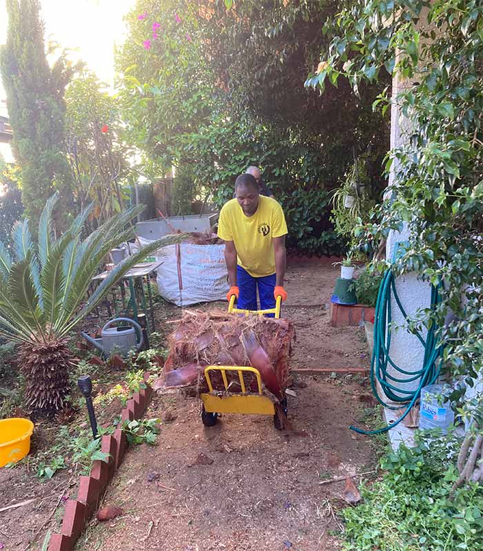 Arbotrep Jardinería Integral hombre realizando mantenimiento a jardín