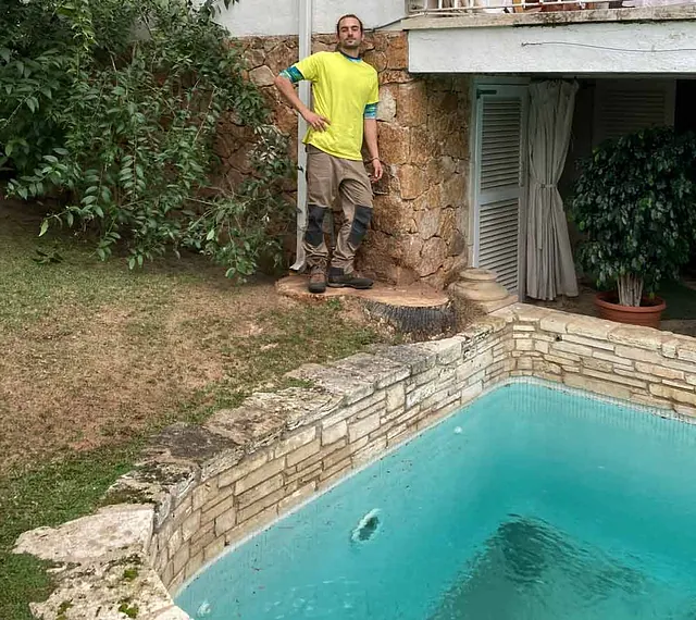 Arbotrep Jardinería Integral hombre a lado de piscina